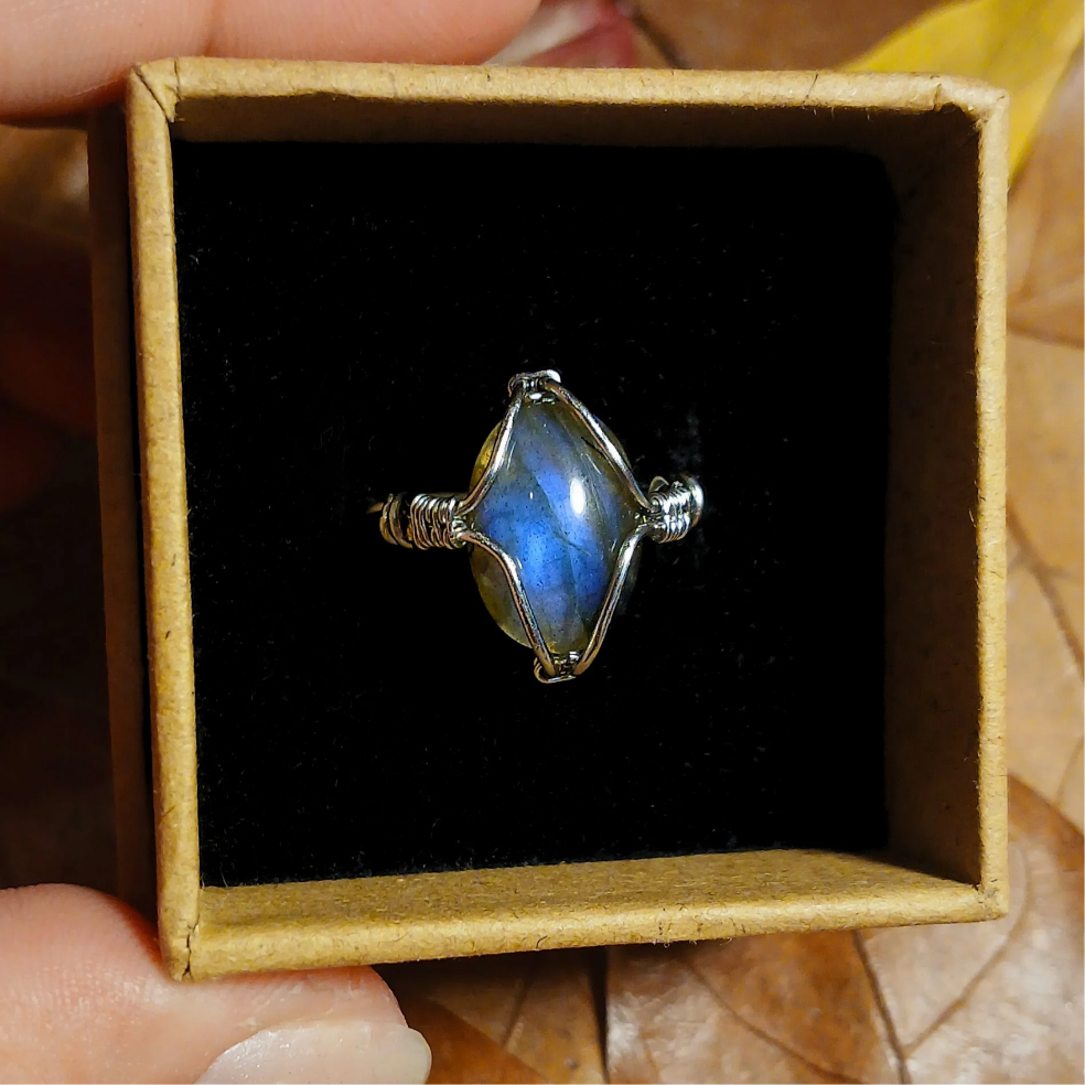 Anel de Labradorite Roxa - Aro trançado