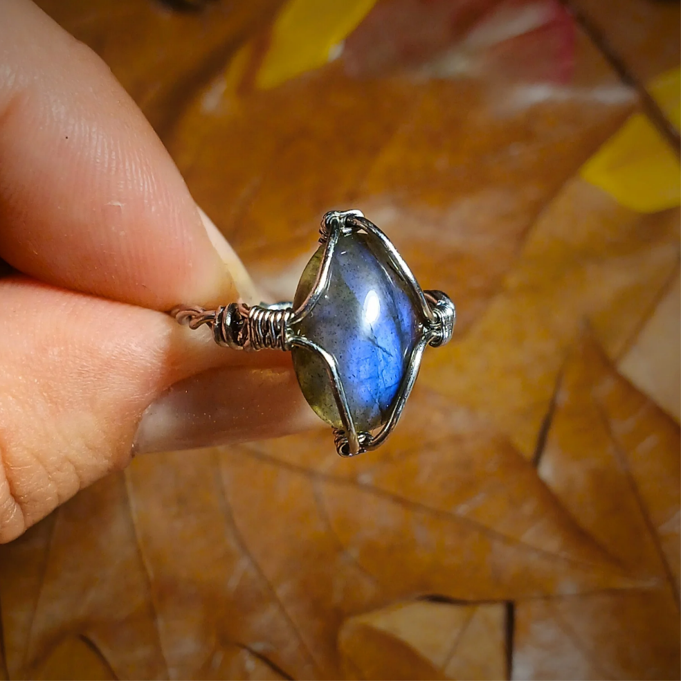 Anel de Labradorite Roxa - Aro trançado