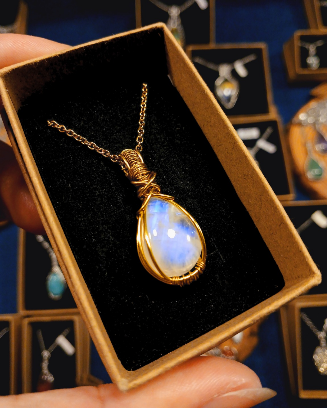 Colar "X" Costurado de Pedra da Lua - Ouro 18K