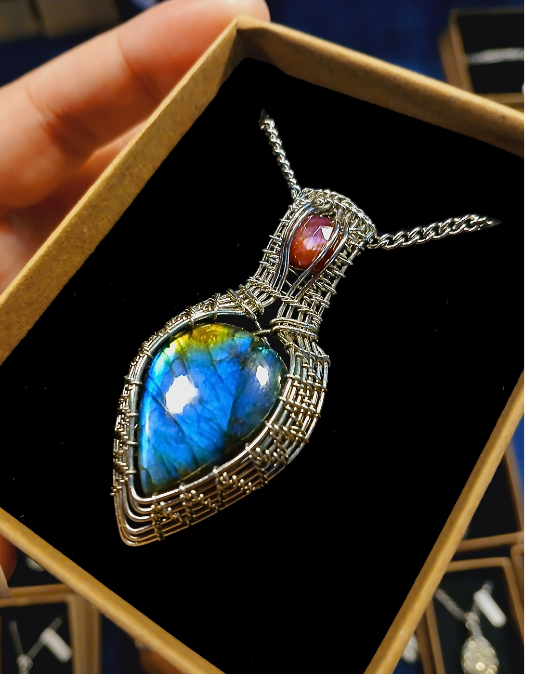 Colar "Victorian" Labradorite Azul e Rubi Rosa Facetado