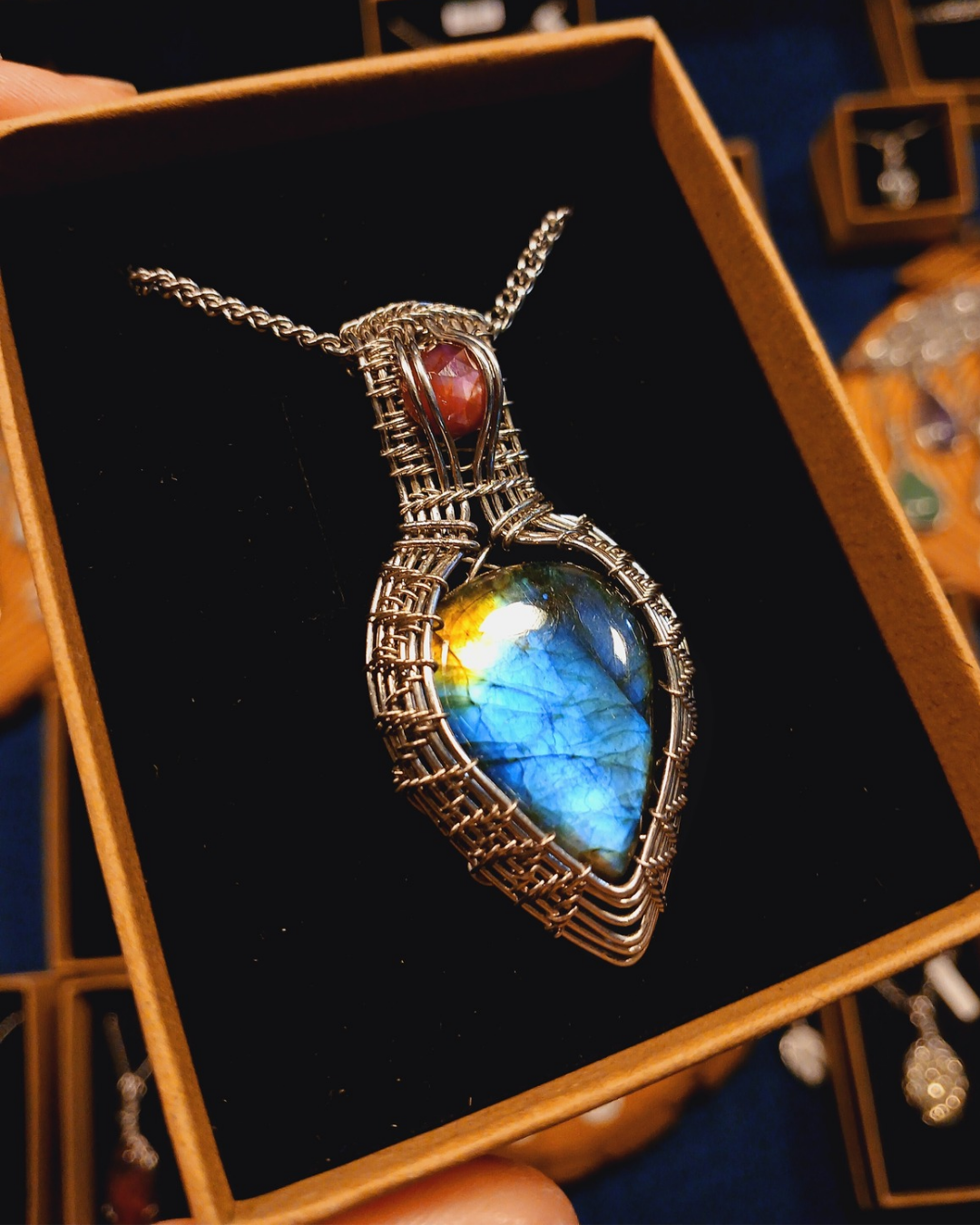 Colar "Victorian" Labradorite Azul e Rubi Rosa Facetado