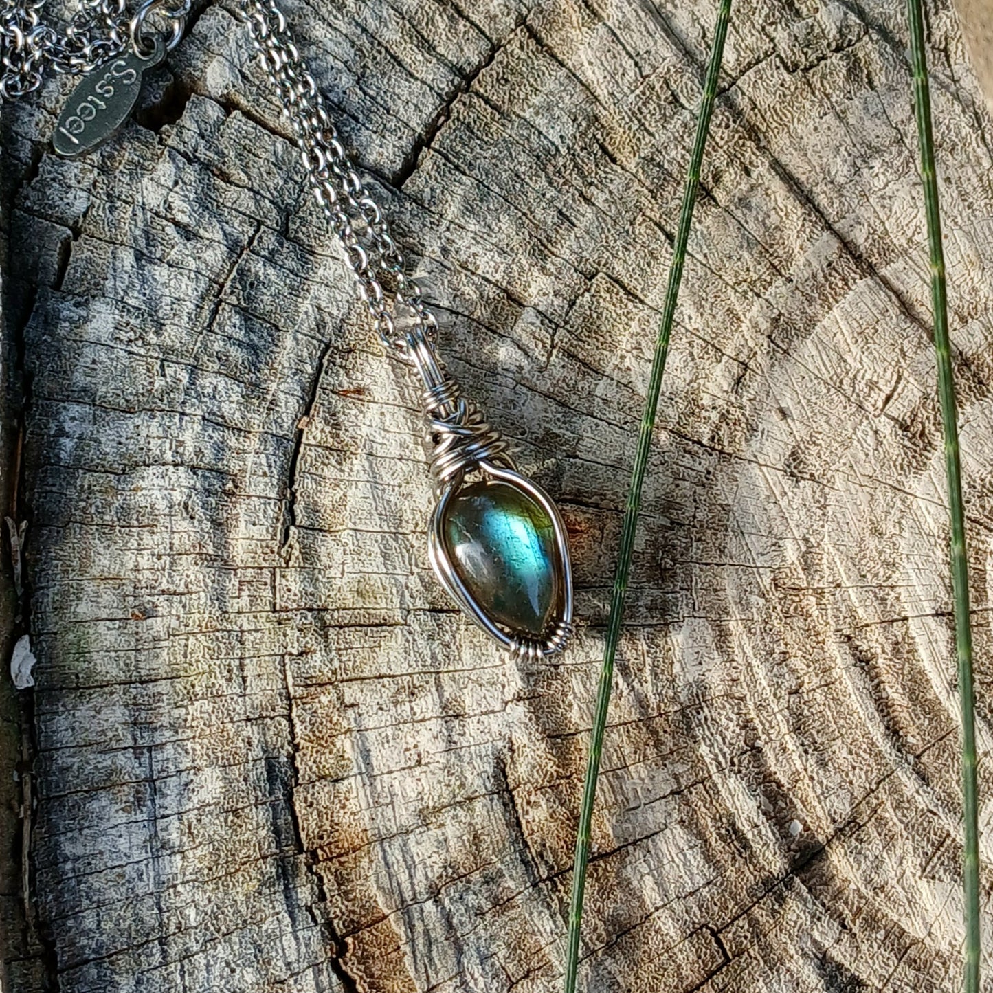 Mini Colar "X One" de Labradorite verde - Coleção de Outono