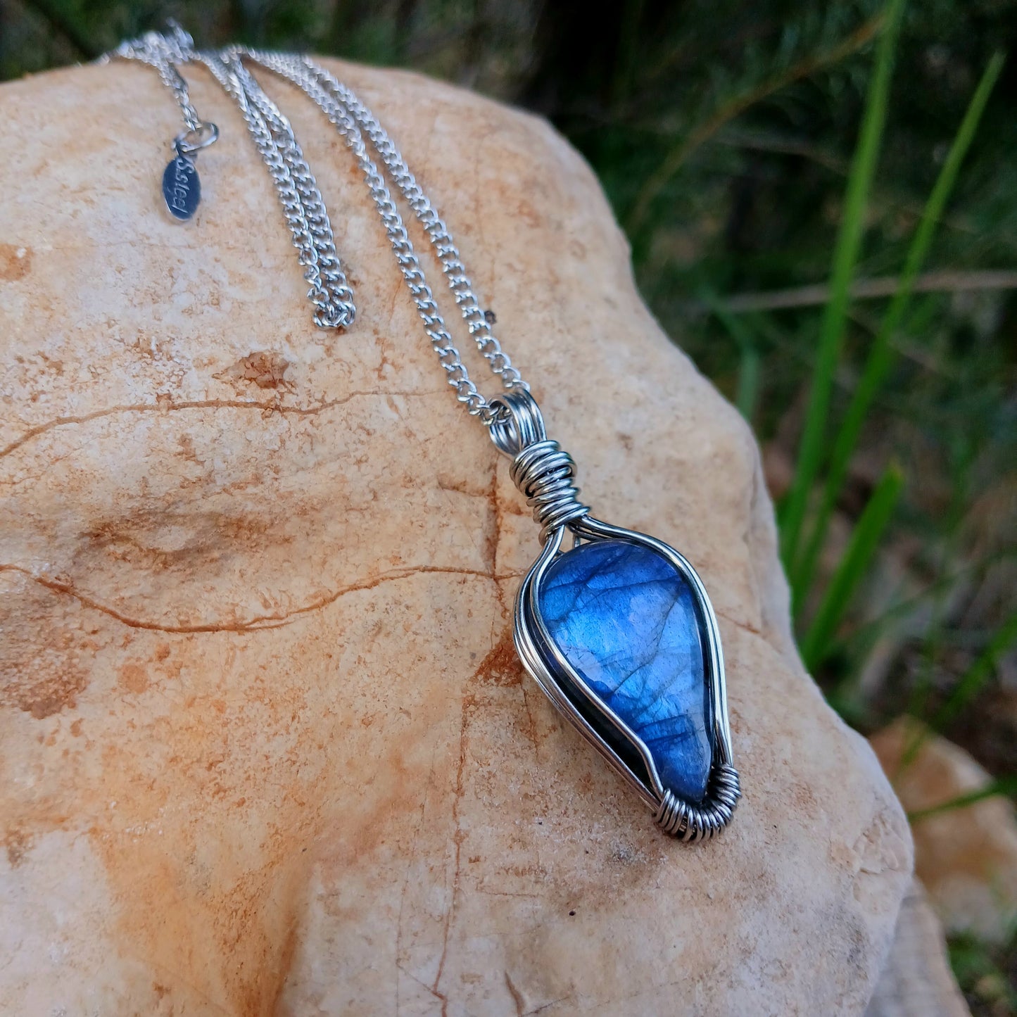 Colar "Arrow" de Labradorite azul - Coleção de Outono