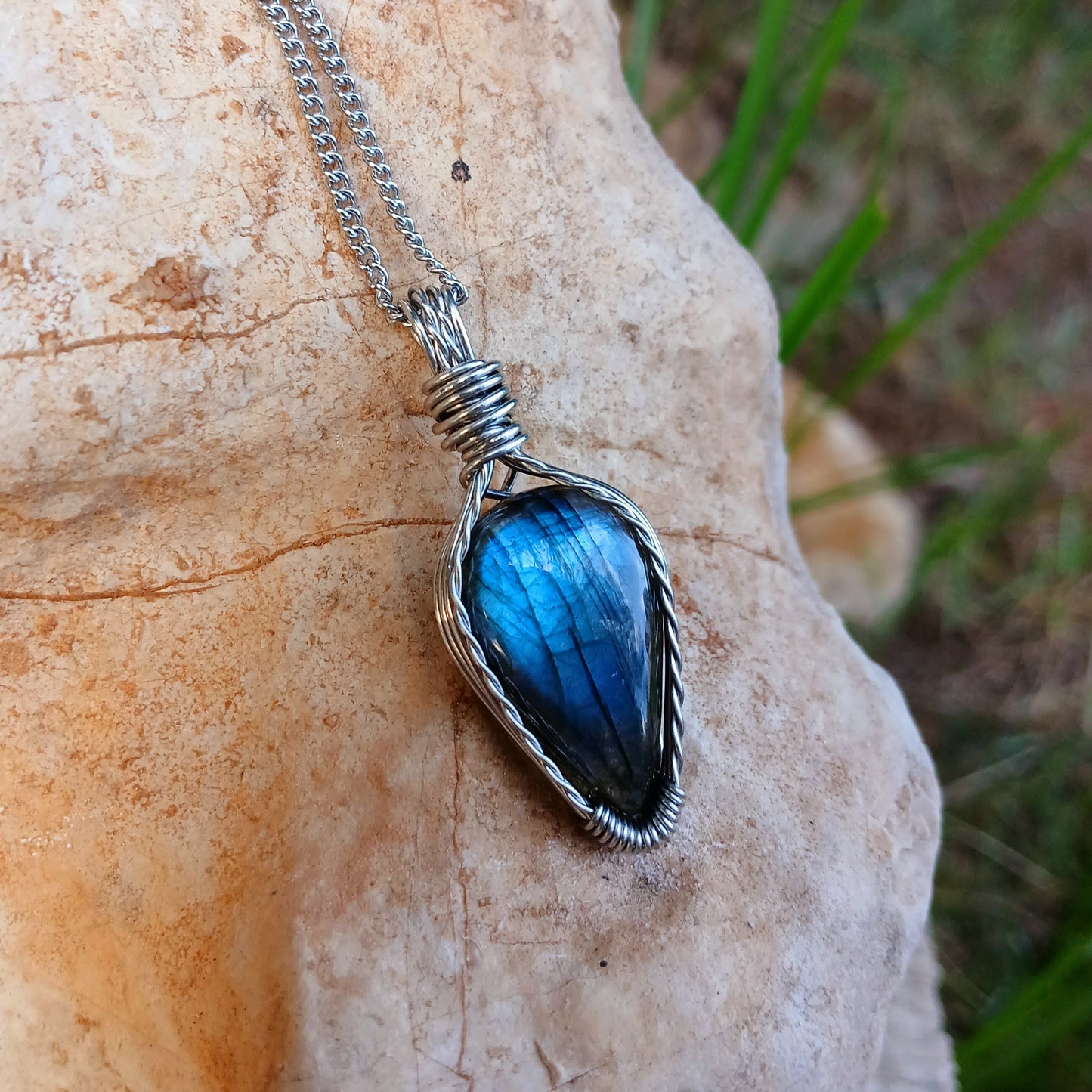 Colar "Arrow" de Labradorite azul - Coleção de Outono