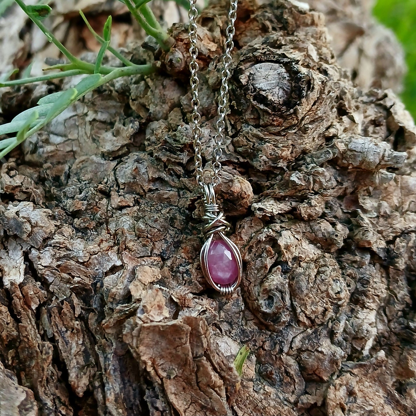 Mini Colar "X" de Rubi Rosa Facetado- Coleção de Outono