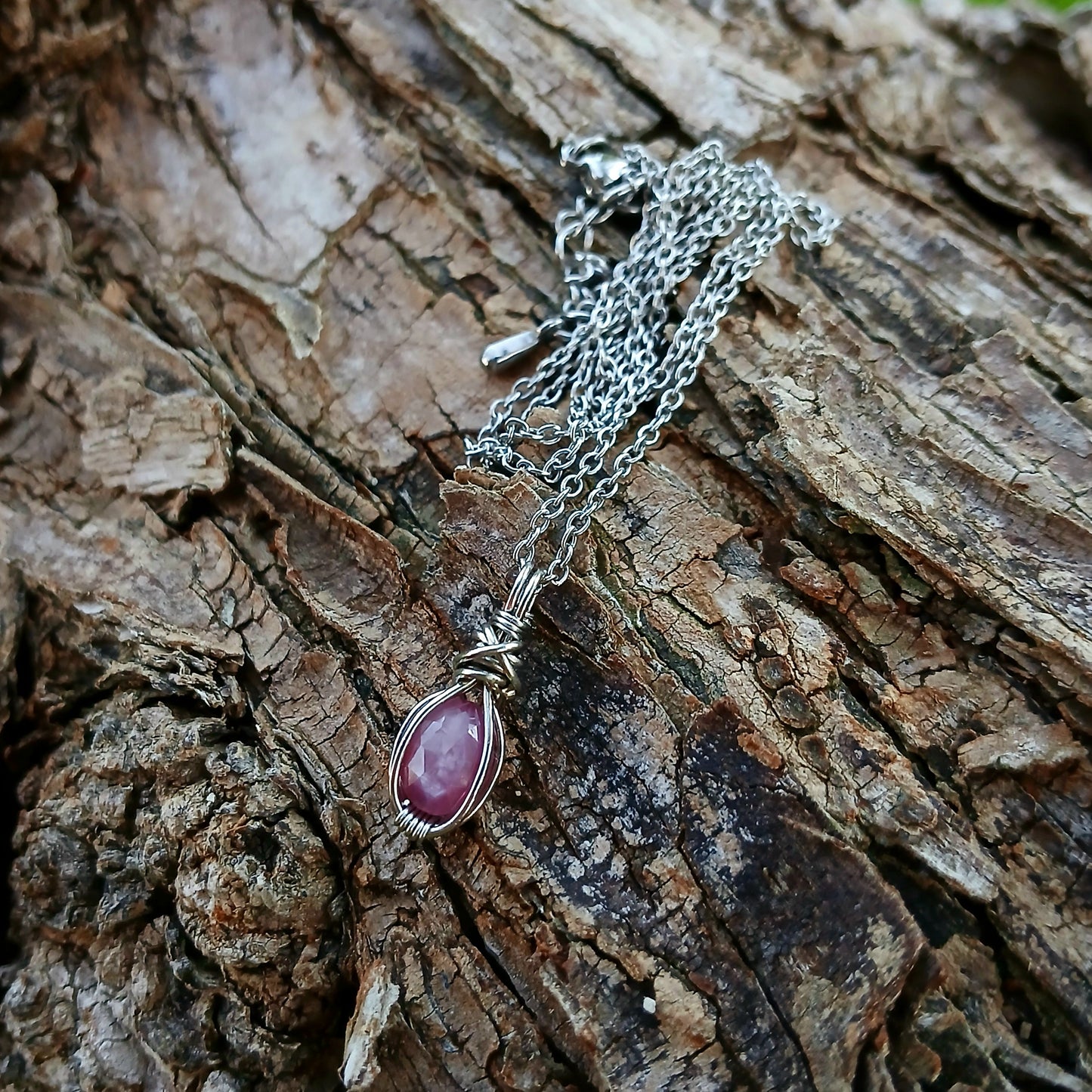 Mini Colar "X" de Rubi Rosa Facetado- Coleção de Outono