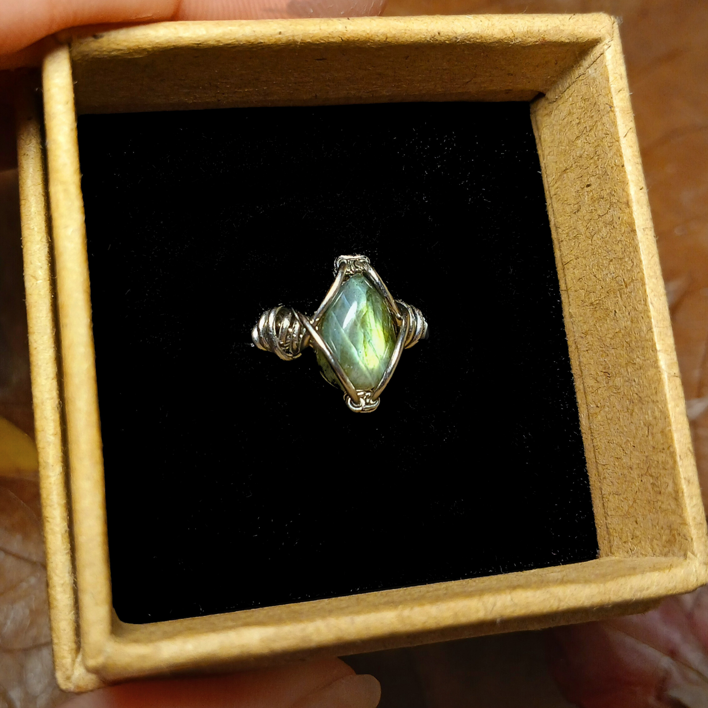 Anel de Labradorite Verde - Aro trançado