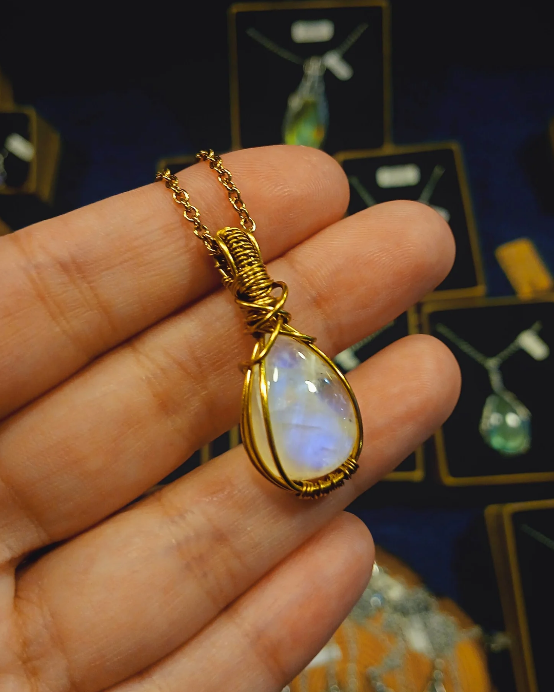 Colar "X" Costurado de Pedra da Lua - Ouro 18K