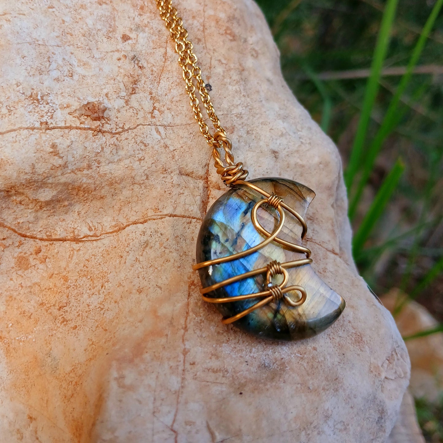 Colar "Moon" de Labradorite Ouro 18K - Coleção de Outono