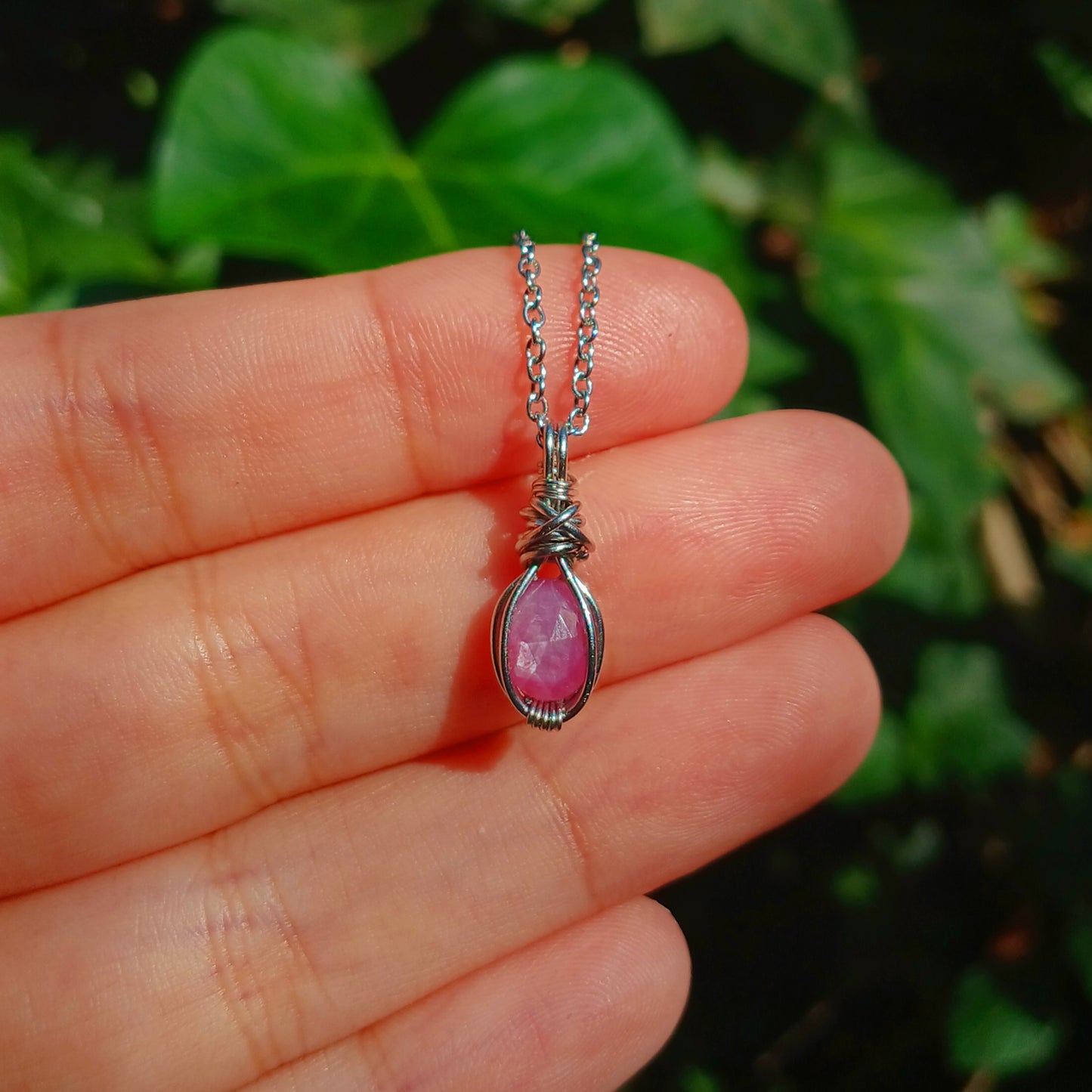 Mini Colar "X" de Rubi Rosa Facetado- Coleção de Outono