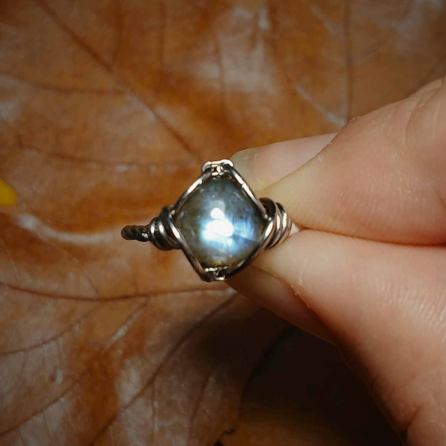 Anel de Labradorite Azul - Aro trançado
