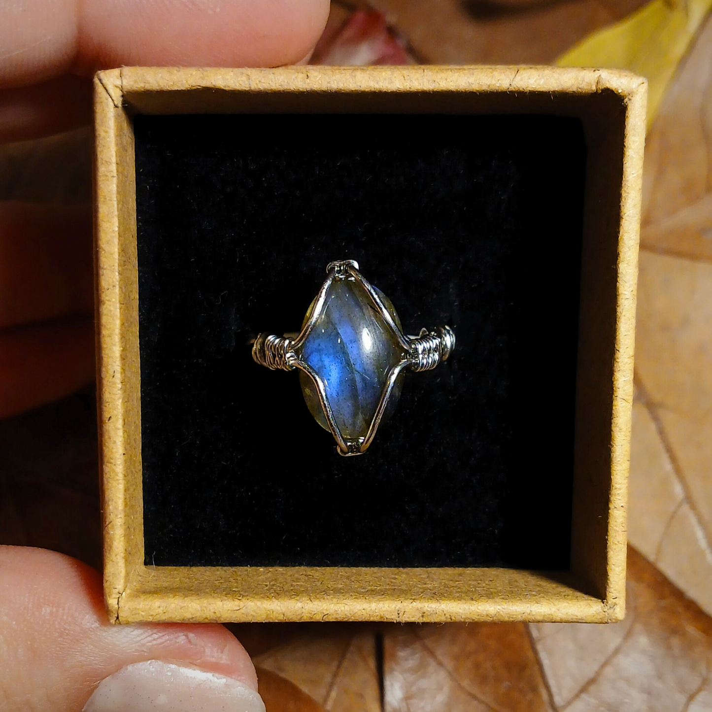 Anel de Labradorite Roxa - Aro trançado