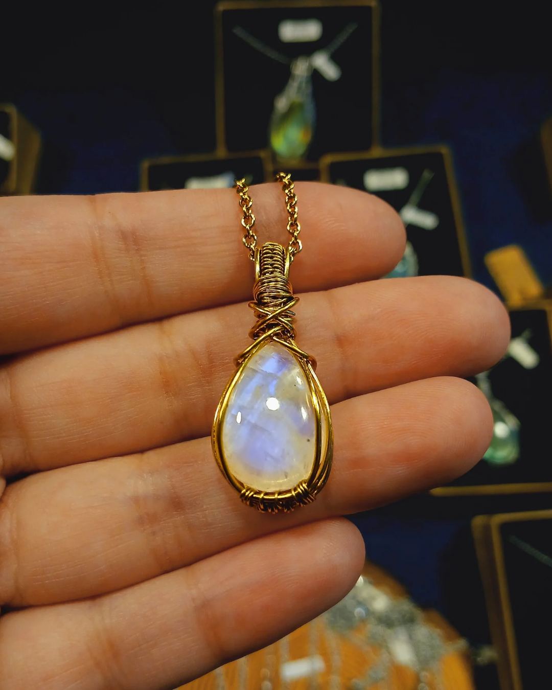 Colar "X" Costurado de Pedra da Lua - Ouro 18K