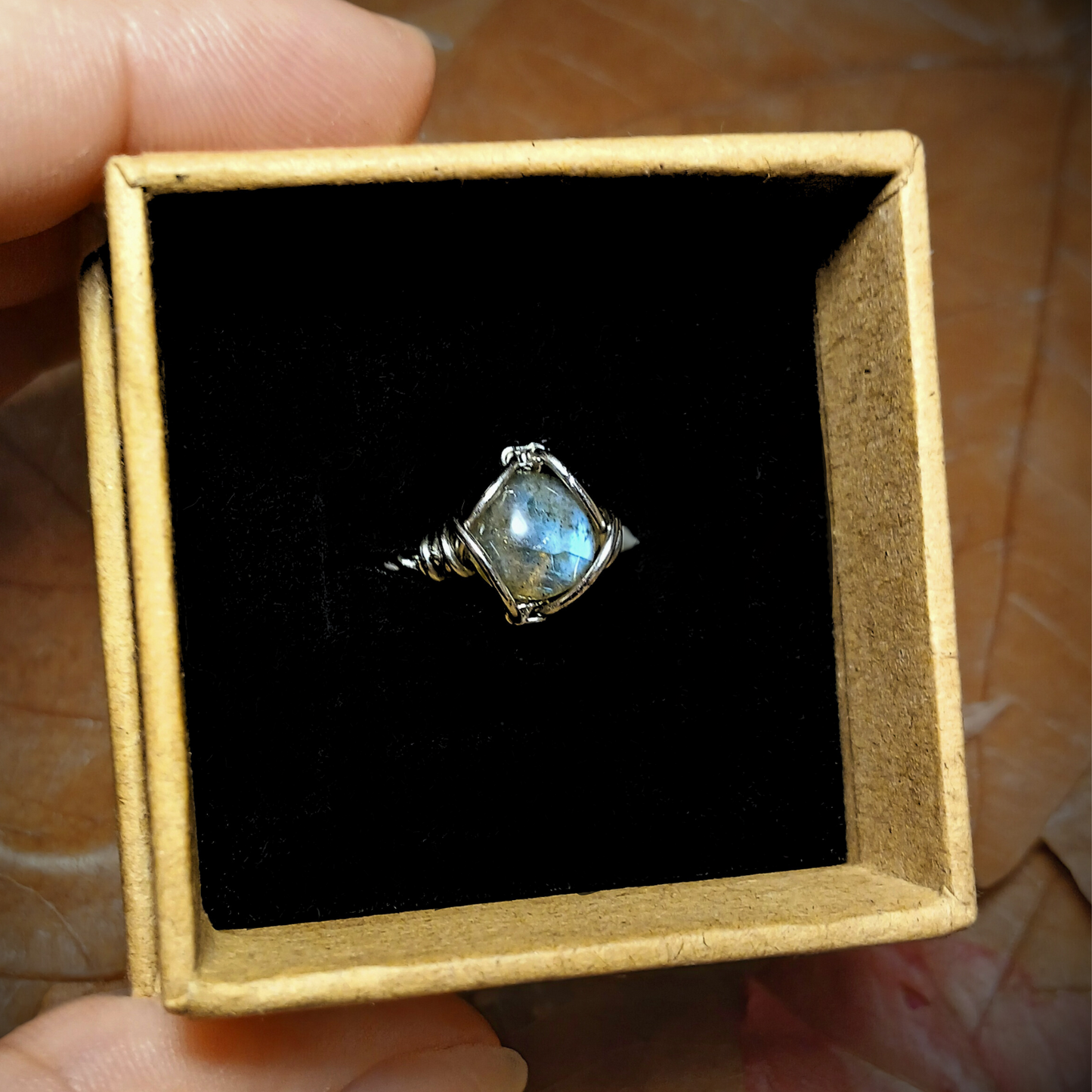 Anel de Labradorite Azul - Aro trançado