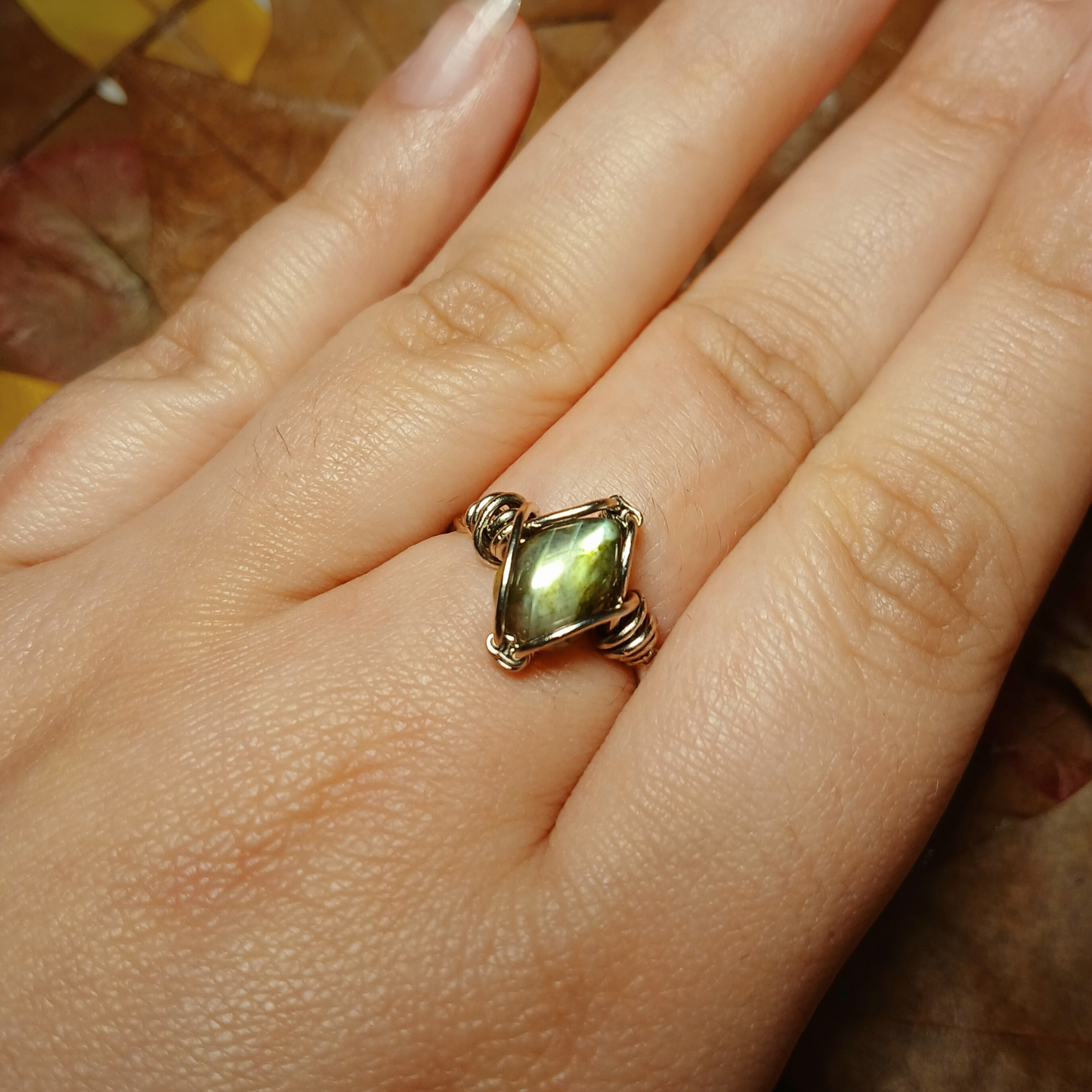 Anel de Labradorite Verde - Aro trançado