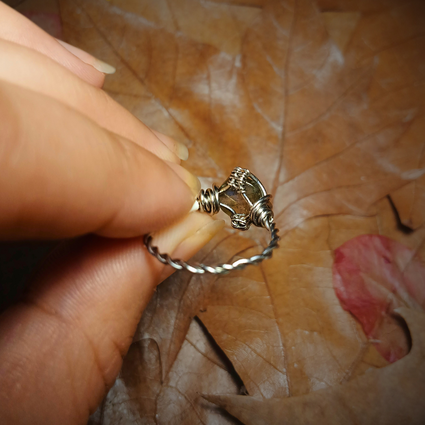 Anel de Labradorite Azul - Aro trançado