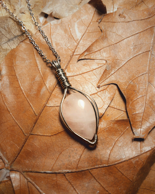 Colar "Forever Arrow" de Quartzo Rosa