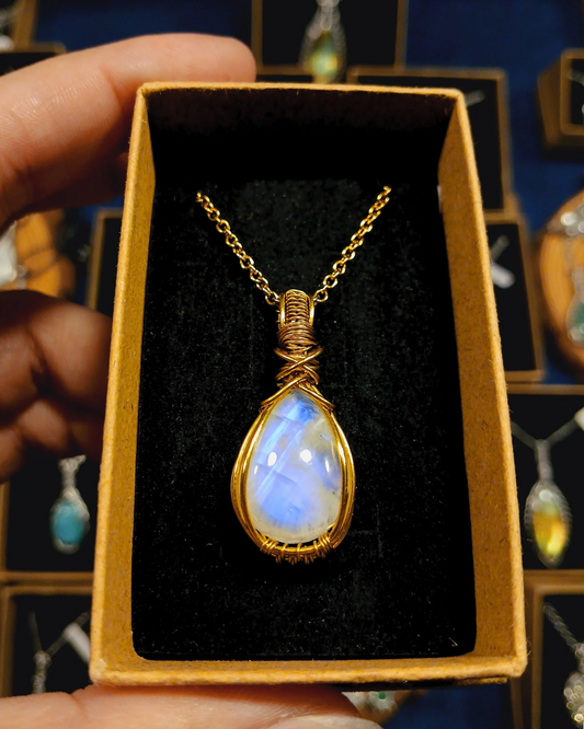 Colar "X" Costurado de Pedra da Lua - Ouro 18K